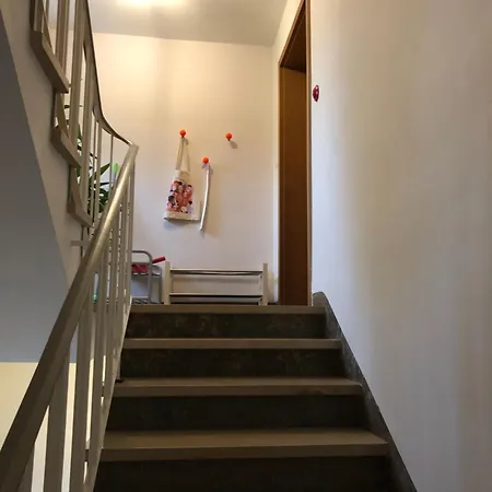 In Rot, Fraenkisches Design, Balkon In Nur 50 Schritten Zum Radweg, Ideal For Long Stay, Relocation * Mainstockheim